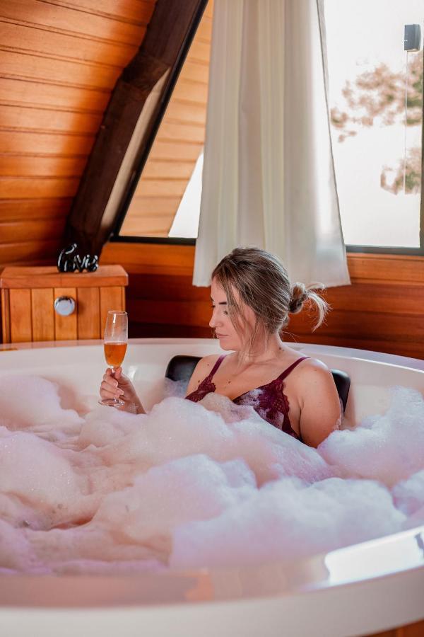 Chale Romantico Com Banheira De Hidromassagem E Lareira Bom Retiro  Exterior foto